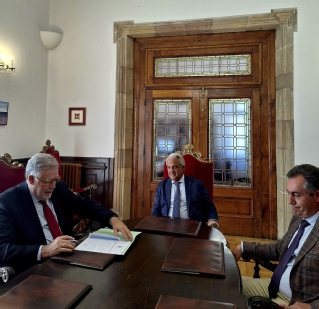 Gnacio Vidau Argüelles, Jesus María Chamorro González, actual presidente del TSJA, y el secretario de Gobierno, Miguel Ángel Balbín Llera, en el momento de la firma